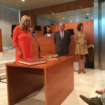 La vicepresidenta Marta Díaz promete su cargo de consellera de la institución.
