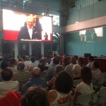 En la entrada del Consell de Ibiza fue una de las tres salas del edificio donde se instalaron pantallas que los invitados que no cabían en la sala de plenos siguieran el acto.