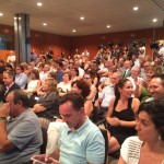 El público en el acto de investidura del Consell, en la sala de plenos.