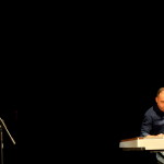 Marcos Llunas, al piano, mientras su hijo canta.