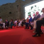 La Corporación municipal al completo en el escenario instalado en el baluarte Sant Pere. Foto: L.A.