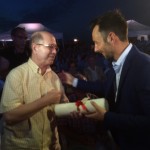 Ruiz concede el diploma de la Medalla de Oro a uno de los maestros. Foto: L.A.