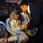 Rafa Ruiz entrega un diploma a una de las maestras distinguidas con la medalla de la ciudad. Foto: L.A.