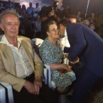El alcalde entrega el diploma a una de las maestras.