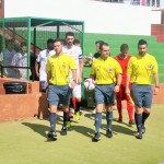 El trío arbitral y los jugadores saltan al césped.