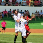 Borja Pando y Rubo persiguen un balón aéreo.