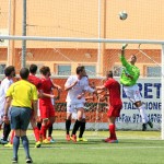 Carlos Moro despeja una acción de peligro.