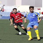 Un jugador local espresionado por dos futbolistas pitiusos,