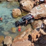 El vehículo ha acabado en una zona rocosa.