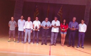Los cinco premiados, junto a las autoridades políticas.