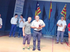 Francisco Boned, presidente del San Rafael, recoge el premio al mejor equipo.