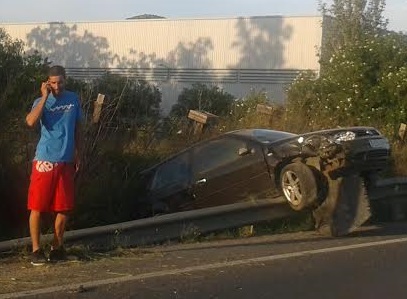Imagen del vehículo encima del guardarrraíl
