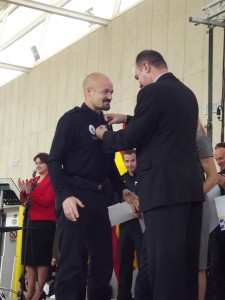 El alcalde de Santa Eulària, Vicent Marí, entrega una medalla a uno de los agentes del municipio.