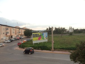 La valla de Platja d'en Bossa instalada incumpliendo la normativa.