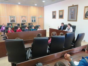 Josep Maria Ribas 'Agustinet' y María José Guisado presiden el pleno con el grupo de niños.