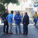 Los jueces y miembros de la organización discuten sobre el lío montado en la carrera.