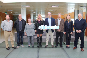 El presidente del Consell d'Eivissa, Vicent Torres, con el lema de la campaña #ibizeate y los representantes municipales.