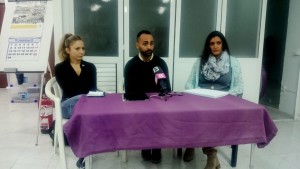 Los tres responsables de la Asociación Ibiza Afectados con los Alquileres responden a los asistentes.