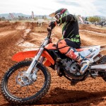 Cervantes toma una curva durante una de las mangas de MX1.