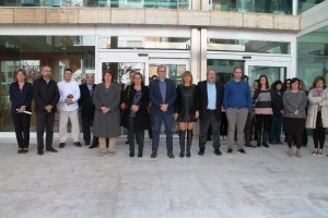 Vicent Torres, junto a políticos y trabajadores del Consell d'Eivissa, guardaron un minuto de silencio.