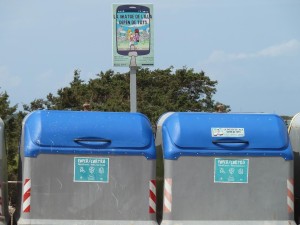 Contenedores de reciclaje en Formentera.