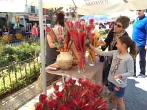 Uno de los puestos de venta de rosas en el paseo Vara de Rey.
