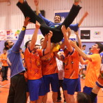 Los jugadores del HC Eivissa mantean al portero Zalo al término del partido