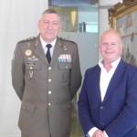 El Comandante General de Balears con el alcalde de Sant Anoni.