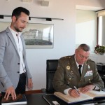 El Comandante General de Balears con el alcalde de Vila.