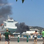 La columna de humo del incendio del barco en el puerto Marina Ibiza.