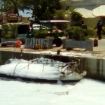 El barco lleno de espuma después de que se apagara el fuego.
