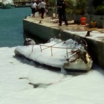 El barco incendiado tras la actuación de los bomberos.