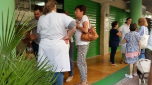 Compañeros y compañeras de trabajo de la víctima, delante del supermercado donde trabajaba la mujer asesinada
