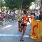 Dos de las atletas durante la carrera infantil.