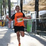 Un corredor celebra su llegada a la línea de meta.