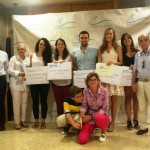 Los ganadores posan junto a los responsables de la Fundación e integrantes del jurado.