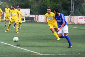 Juanfran persigue el balón durante el encuentro frente al Ferriolense.