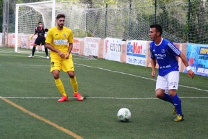 Zurdo busca a alguien a quien pasar el balón en una acción de la primera mitad.