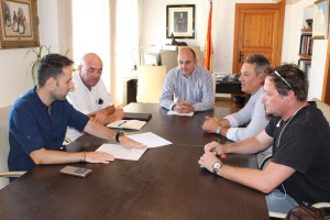L’alcalde de Santa Eulària des Riu, Vicent Marí, i el regidor d’Urbanisme, Mariano Juan, s’han reunit aquest matí amb representants dels col·legis oficials d’Arquitectes i d’Arquitectes Tècnics.