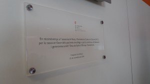 La placa conmemorativa para agradecer a los pacientes oncológicos.