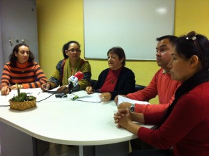 Alda Yurramendi (en el centro) durante la rueda de prensa de la Plataforma de la Convivencia. Foto: D.V.