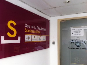 Imagen de la entrada de la oficina que la Plataforma Sociosanitaria tiene en Vila. Foto: D.V. 