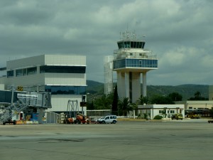 Imagen de la torre de control del aeropuerto de Eivissa. Foto: Wikipedia.