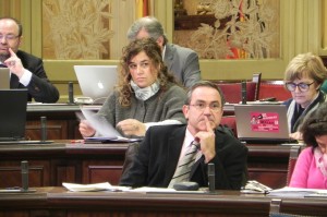 Xico Tarrés, aquest matí, escoltant la resposta del vicepresident Aguiló. Foto: PSOE-Pscte.