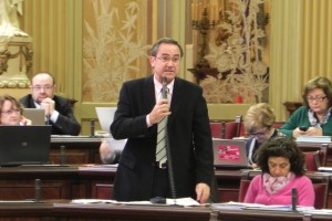 El portavoz del PSOE-Pacte, durante una intervención en el Parlament balear