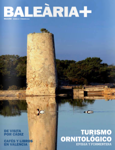 En la imagen, la portada del número de Baleària Magazine que publica un reportaje sobre el turismo de avistamiento de aves en las Pitiüses. 