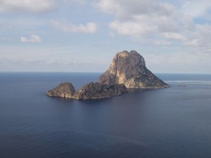 Els participants al taller d'Eivissa visitaran es Vedrà, es Vedranell i els illots de Ponent.  Foto: Wikipedia