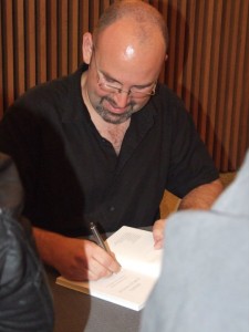 Lluís Ferrer, firmando uno de sus libros.