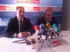 Martínez Aldama, junto al secretario general del PSOE ibicenco, Vicent Torres