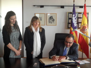 El cónsul, con la alcaldesa Marienna Sánchez Jáuregi y la concejala Miriam Valladolid